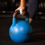 Blå ekstra klæbrig thumb tape til Crossfit kettlebell swings