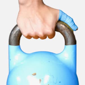 Blå thumb tape på tommelfinger til crossfit