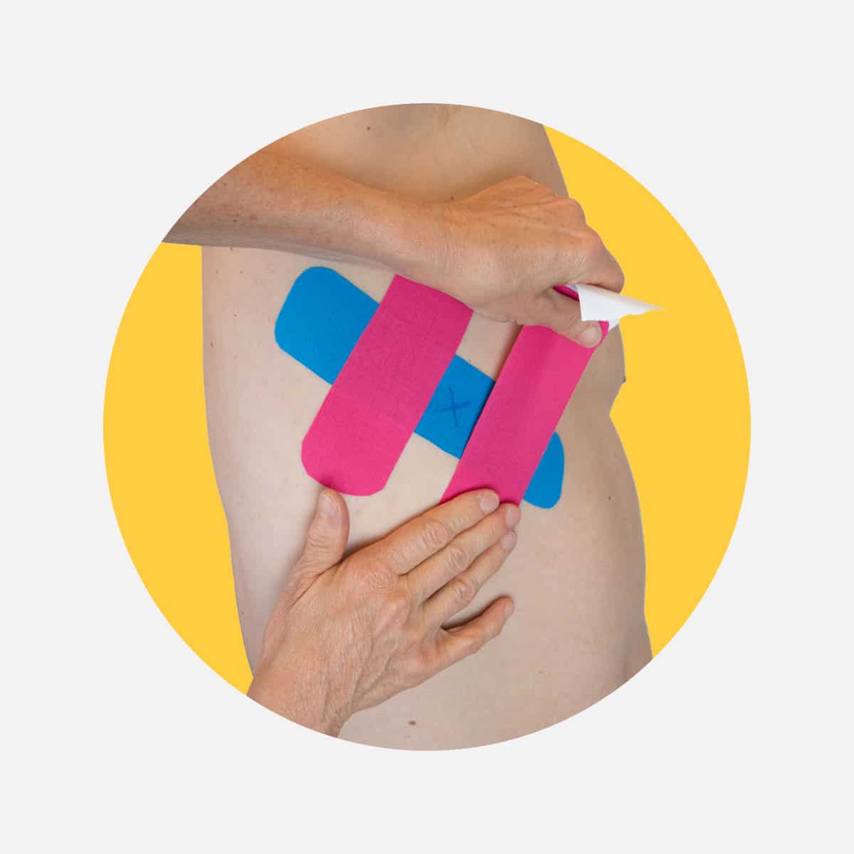 Tape trykket ribben med kinesiologi tape