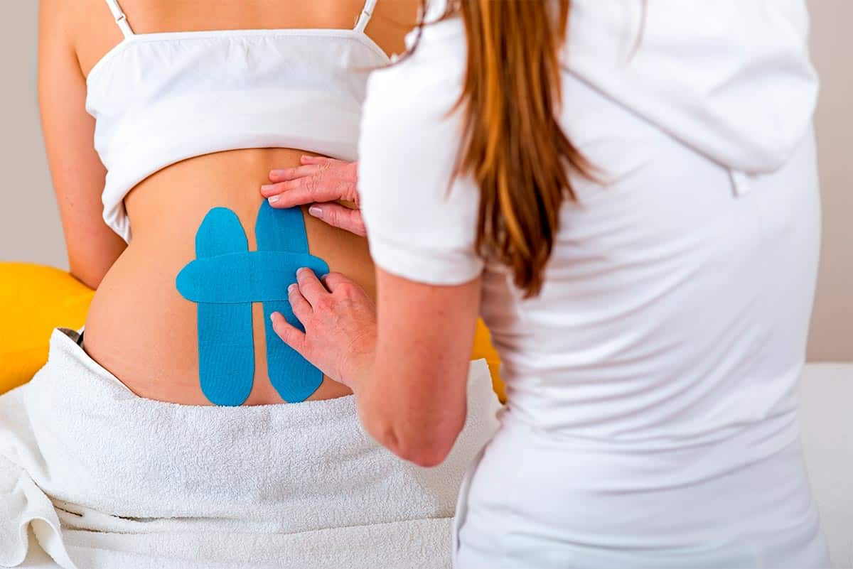 Billede af hvordan man sætter kinesiologi tape på ryggen