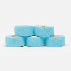 Lyseblå cohesive tape 2,5cm i 5-pak - fleksibel og smal forbinding der kun hæfter på sig selv